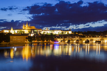 Prag, Karlsbrücke, Moldau und Prager Burg in der Dämmerung - GIOF000760