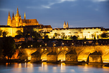 Prag, Karlsbrücke, Moldau und Prager Burg in der Dämmerung - GIO000764