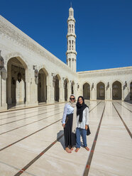 Oman, Muscat, Große Moschee Sultan Qaboos, zwei Touristinnen mit Kopftuch - AMF004786