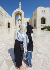 Oman, Muscat, Große Moschee Sultan Qaboos, zwei Touristinnen mit Kopftuch - AMF004787