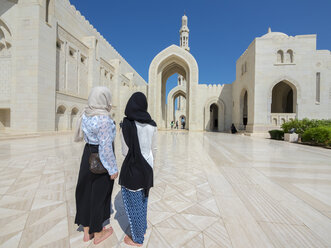 Oman, Muscat, Große Moschee Sultan Qaboos, zwei Touristinnen mit Kopftuch - AMF004788