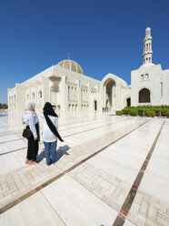 Oman, Muscat, Große Moschee Sultan Qaboos, zwei Touristinnen mit Kopftuch - AMF004789