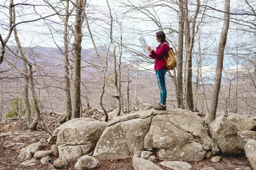 Spanien, Provinz Barcelona, Sants Fe del Montseny, Frau mit Rucksack und Karte in den Bergen - GEMF000738