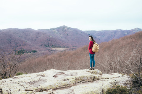 Spanien, Provinz Barcelona, Sants Fe del Montseny, Frau mit Rucksack in den Bergen, lizenzfreies Stockfoto