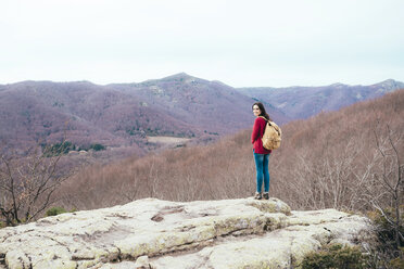 Spanien, Provinz Barcelona, Sants Fe del Montseny, Frau mit Rucksack in den Bergen - GEMF000739