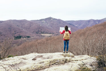 Spanien, Provinz Barcelona, Sants Fe del Montseny, Frau mit Rucksack und Karte in den Bergen - GEMF000740