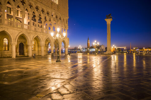 Italien, Venedig, Blick auf den Markusplatz bei Nacht - HAMF000157
