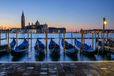 Italien, Venedig, Blick auf San Giorgio Maggiore in der morgendlichen Dämmerung - HAMF000158