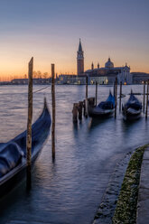 Italien, Venedig, Blick auf San Giorgio Maggiore mit Gondeln im Vordergrund in der morgendlichen Dämmerung - HAMF000159