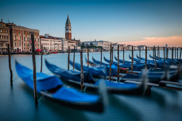 Italien, Venedig, vertäute Gondeln in der Morgendämmerung - HAMF000160