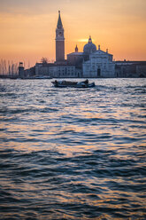 Italien, Venedig, Blick auf San Giorgio Maggiore in der morgendlichen Dämmerung - HAMF000161