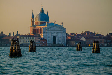 Italien, Venedig, Blick auf die Giudecca in der morgendlichen Dämmerung - HAMF000162