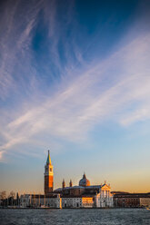 Italien, Venedig, Blick auf San Giorgio Maggiore in der morgendlichen Dämmerung - HAMF000163