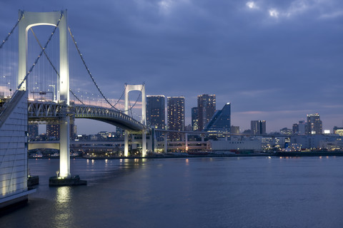 Japan, Tokio, Regenbogenbrücke am Abend, lizenzfreies Stockfoto