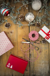 Weihnachtsdekoration und eingepackte Geschenke auf Holz - LVF004550
