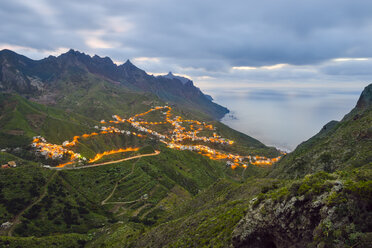 Spanien, Kanarische Inseln, Teneriffa, Anaga-Gebirge, Taganana am Abend - RJF000570