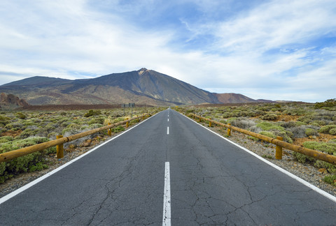 Spanien, Kanarische Inseln, Teneriffa, Straße im Teide-Nationalpark, lizenzfreies Stockfoto