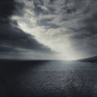 Spanien, La Palma, bewölkter Himmel über der Ostküste - DWIF000693