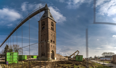Deutschland, Borschemich, Turm einer Kirche, Lücke im Bauzaun, lizenzfreies Stockfoto