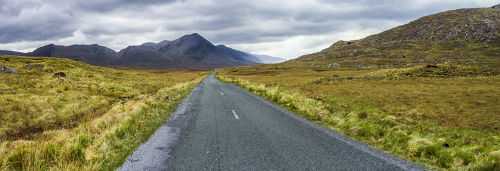 Irland, Landstraße in Connemara - GIOF000766