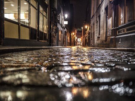 Dark alley in Dublin - GIOF000767