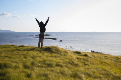 Irland, Mann genießt den Wind in Connemara - GIOF000769