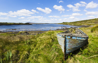 Ireland, Connemara, old boat on water's edge - GIOF000778