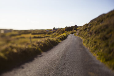 Irland, Straße in Connemara, Tilt-Shift - GIOF000780