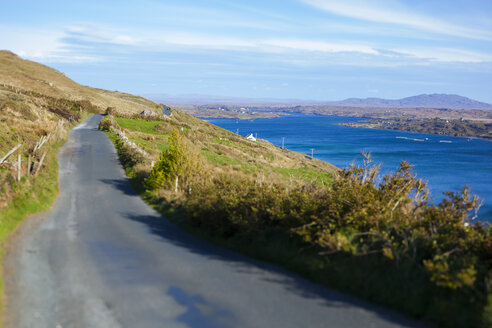 Irland, Landstraße in Connemara - GIOF000782