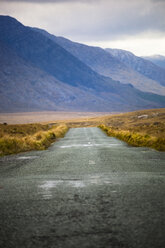 Irland, Landstraße in Connemara - GIOF000783