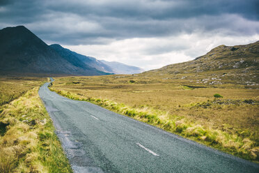 Irland, Landstraße in Connemara - GIOF000784