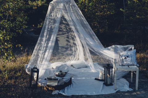 Romantisches Camp in herbstlicher Natur, lizenzfreies Stockfoto