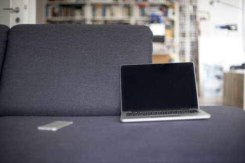 Laptop auf der Couch - FMKF002274