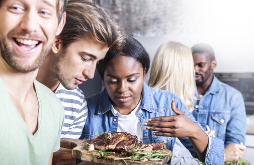 Freunde kochen gemeinsam - FMKF002301