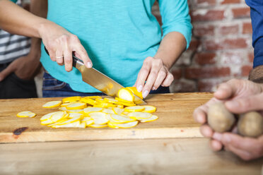 Gelbe Zucchini in Scheiben schneiden - FMKF002304