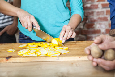 Slicing yellow courgette - FMKF002304