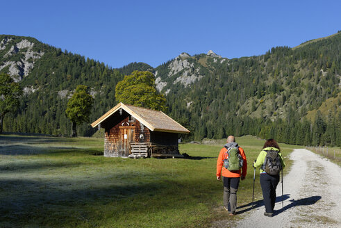 Österreich, Tirol, Karwendel, Wanderer im Rohntal - LBF001382