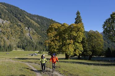 Österreich, Tirol, Karwendel, Wanderer im Rohntal - LBF001383