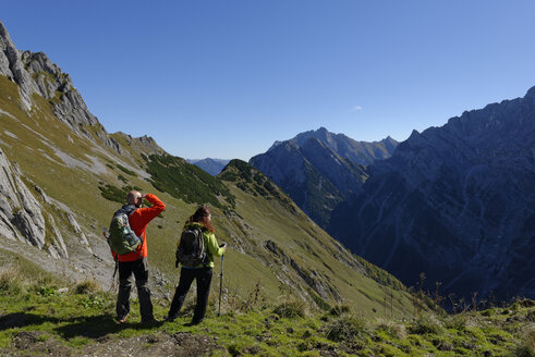 Österreich, Tirol, Karwendel, Wanderer beim Blick auf die Torscharte - LBF001384