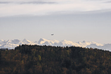 Schweiz, Panorama der Alpen und Flugzeug - KRPF001730