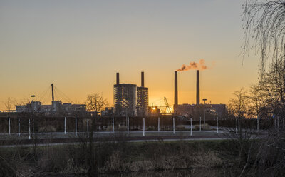 Deutschland, Wolfsburg, Autostadt am Abend - PVCF000777