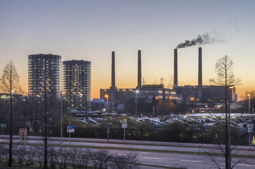 Deutschland, Wolfsburg, Autostadt am Abend - PVCF000778