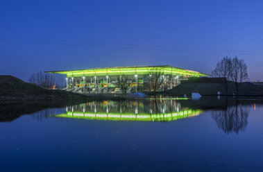 Deutschland, Wolfsburg, Fußballstadion bei Nacht - PVCF000780