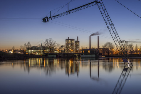 Deutschland, Wolfsburg, Autostadt am Abend, lizenzfreies Stockfoto