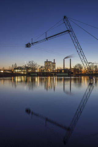 Deutschland, Wolfsburg, Autostadt am Abend, lizenzfreies Stockfoto