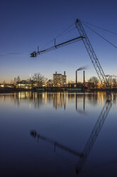 Deutschland, Wolfsburg, Autostadt am Abend - PVCF000782