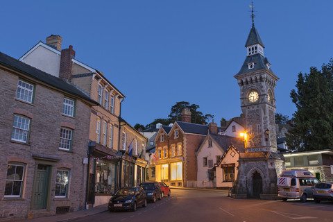 UK, Wales, Hay-on-Wye, Uhrenturm in der Innenstadt, lizenzfreies Stockfoto