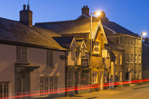 UK, Wales, Hay-on-Wye, Häuser in der Broad Street - SHF001870