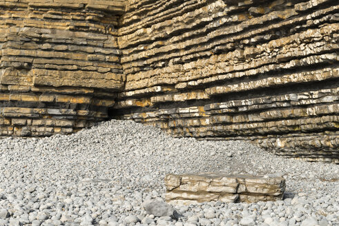 UK, Wales, Dunraven Bay, Limestone formations at low tide - SHF001877