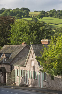 UK, Wales, Hay-on-Wye, Old houses in Church Street with hills in background - SHF001885